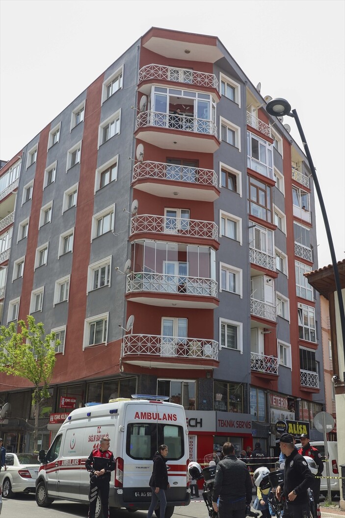2 aylık bebeğini balkondan attı1