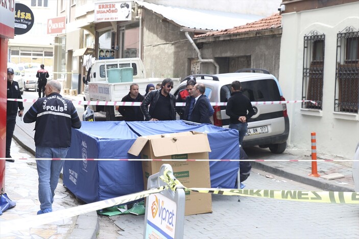 2 aylık bebeğini balkondan attı2
