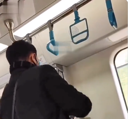 Marmaray'da ilginç olay! Genç vatandaş tutunma aparatındaki Erdoğan afişini parçaladı! 