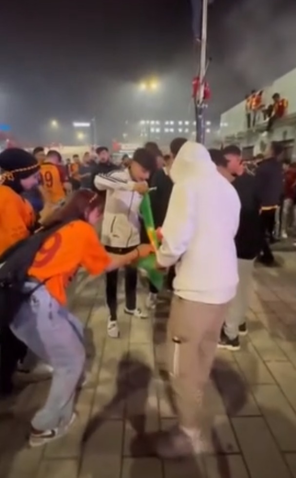 Galatasaray'ın şampiyonluk kutlamalarında HÜDA PAR gerginliği! Yakmaya çalışınca ortalık karıştı!