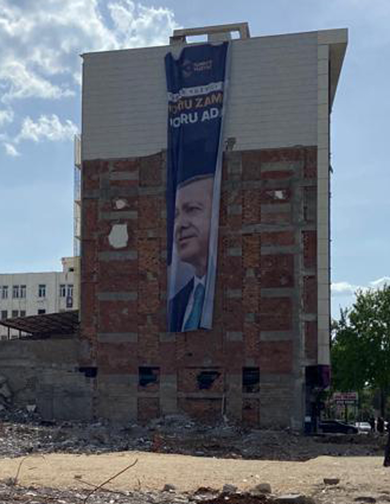 65 kişinin can verdiği otelin karşısına Erdoğan’ın gülümseyen fotoğrafını astılar