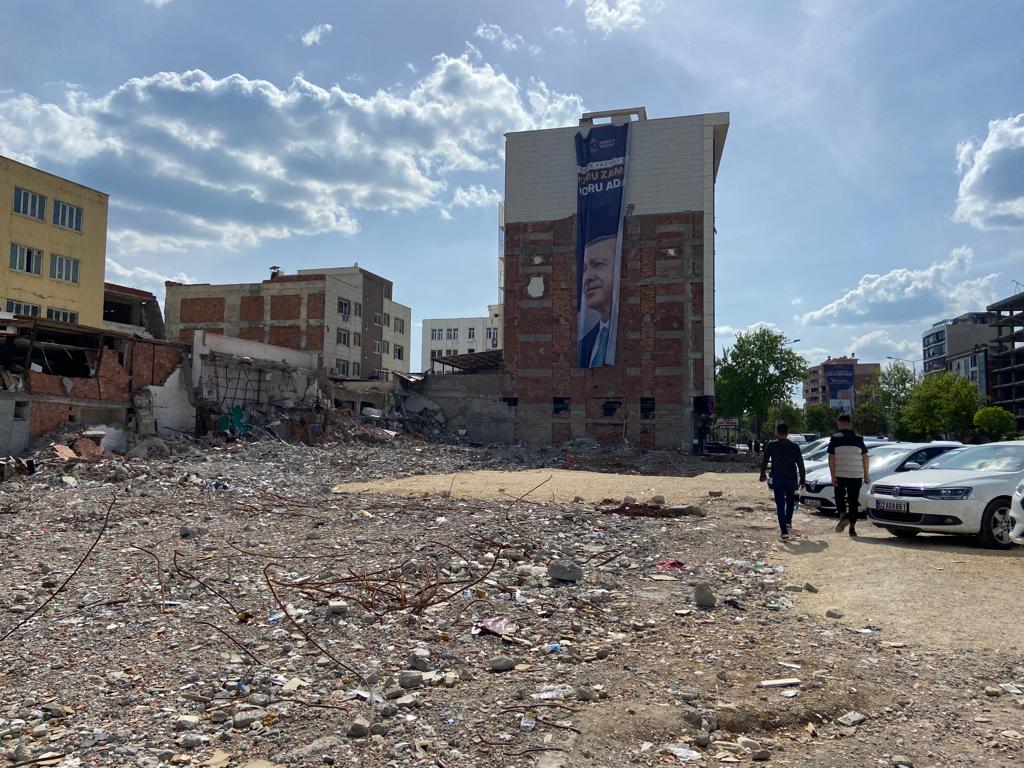 65 kişinin can verdiği otelin karşısına Erdoğan’ın gülümseyen fotoğrafını astılar