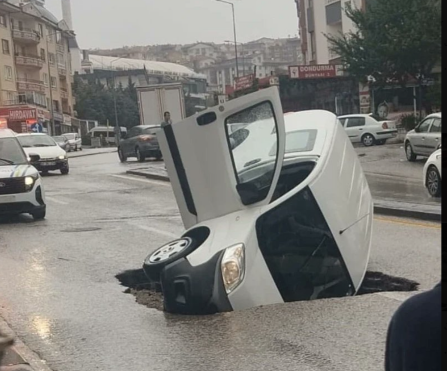 Araçlar Çukurlara Gömüldü!