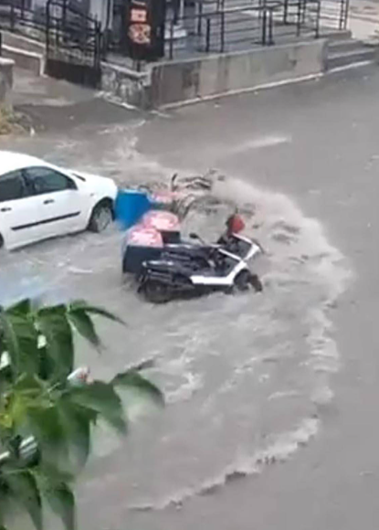 Motorların Sağanak Yağışta Zor Anları!